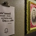 The Originals Access, Moustache, Секлен