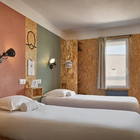 The Originals Access, Moustache, Hotel