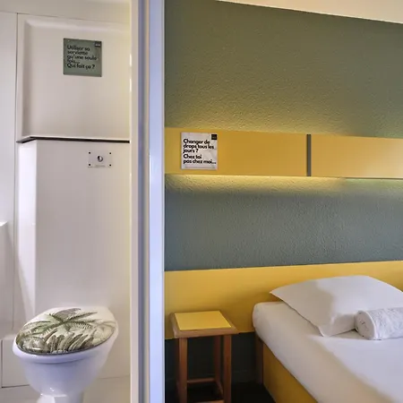 The Originals Access, Moustache, Otel 2*
