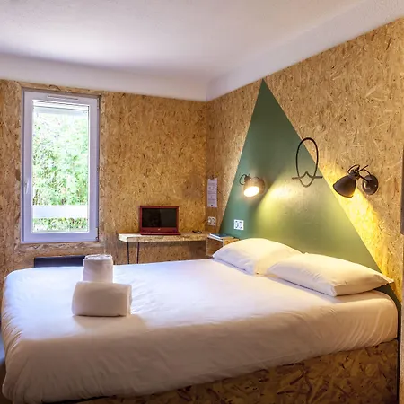 The Originals Access, Moustache,