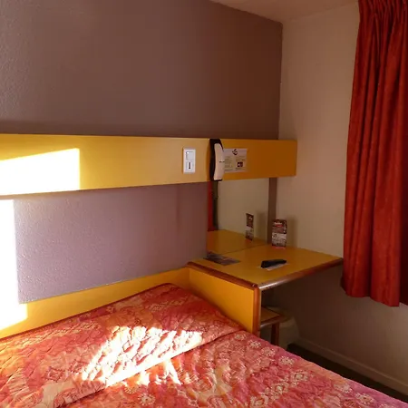 The Originals Access, Moustache, Otel 2*