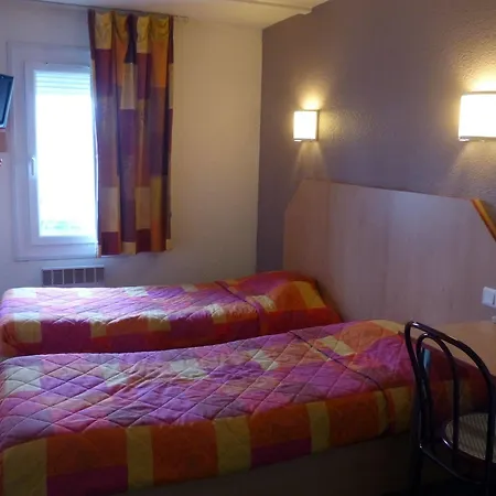 The Originals Access, Moustache, Otel 2*